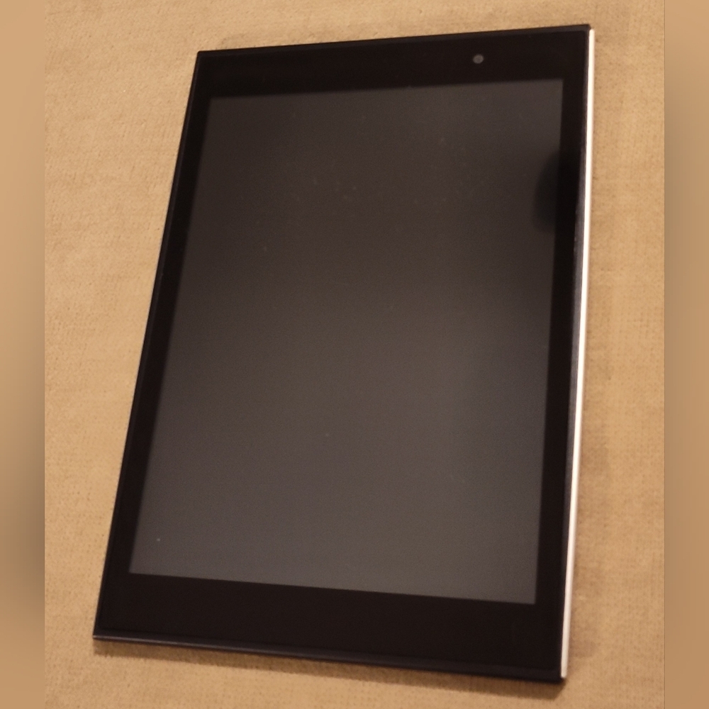 Like-New! Le Pan 8" Sleek Black Tablet